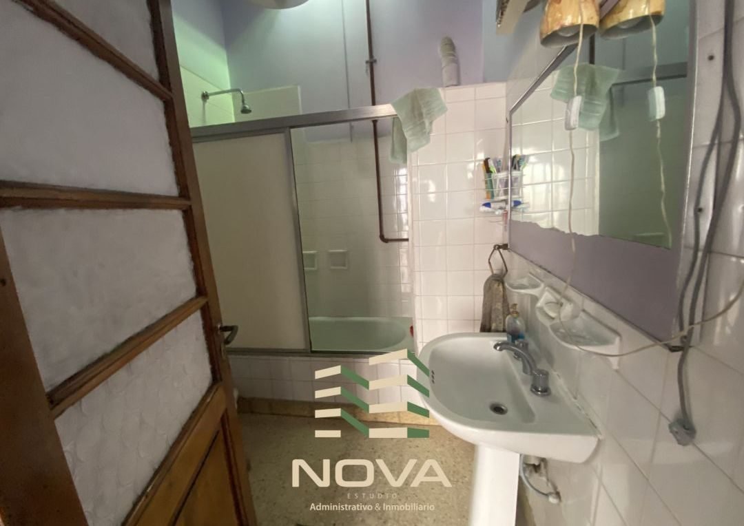 Baño con box de ducha y revestimiento cerámico