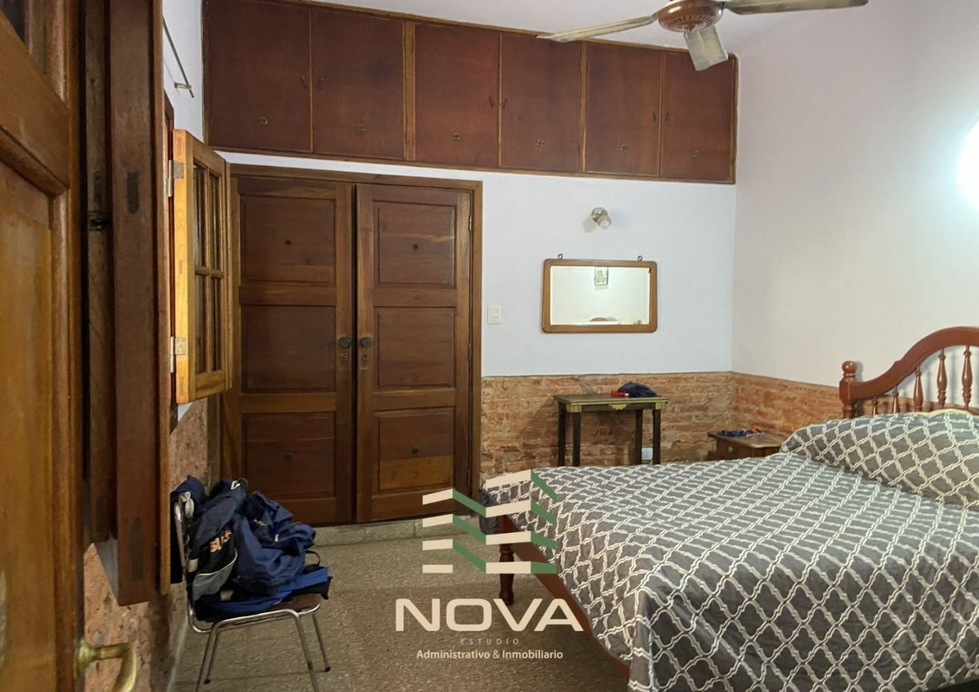 Dormitorio con placard y alacena de madera
