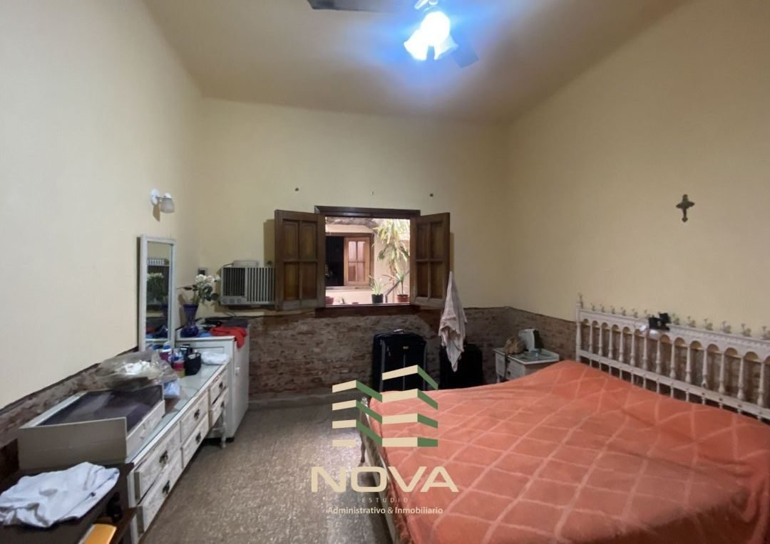 Dormitorio con ventana al patio de luz