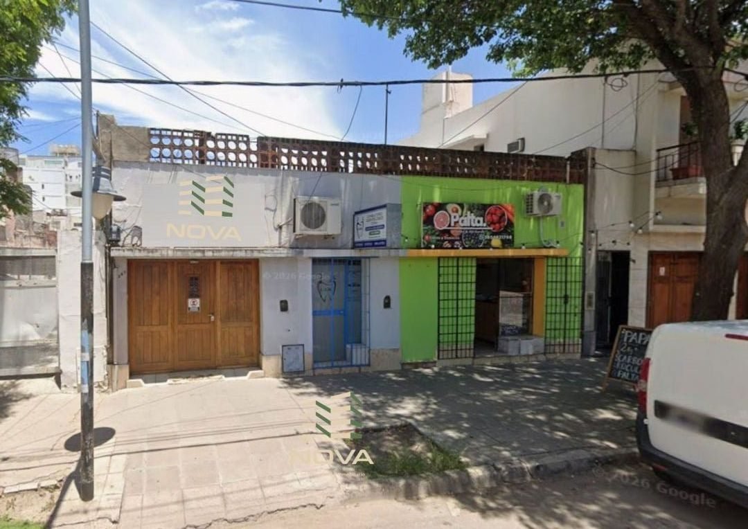 Frente sobre Av. Roca con los 2 locales comerciales y el portón de la cochera