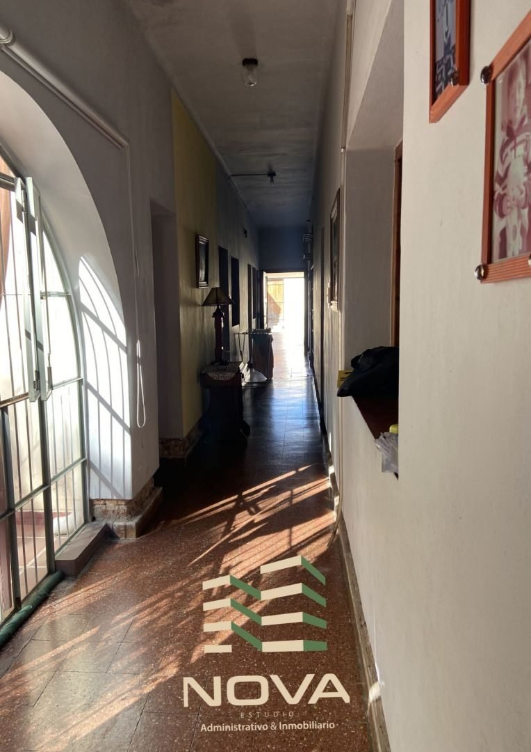 Galería con ventanales que comunica los ambientes
