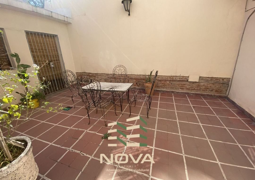 Patio de luz con piso cerámico