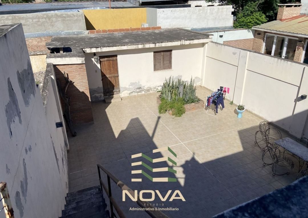 Patio del fondo visto desde arriba, con cuarto de servicio