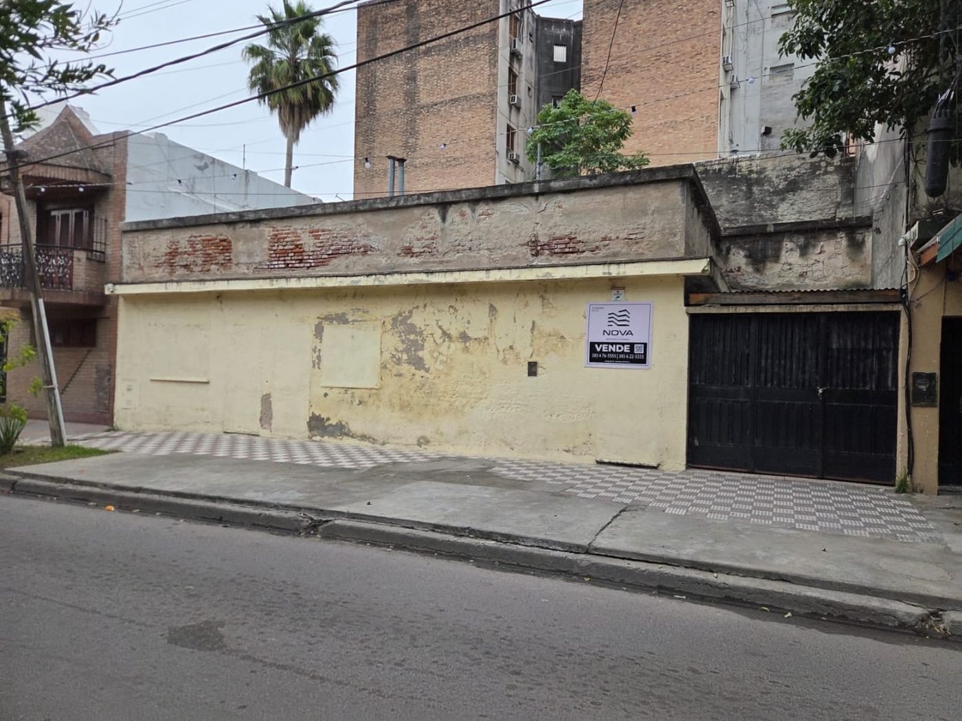 Frente de la casa a refaccionar sobre calle Catamarca, con portón negro y cartel de NOVA