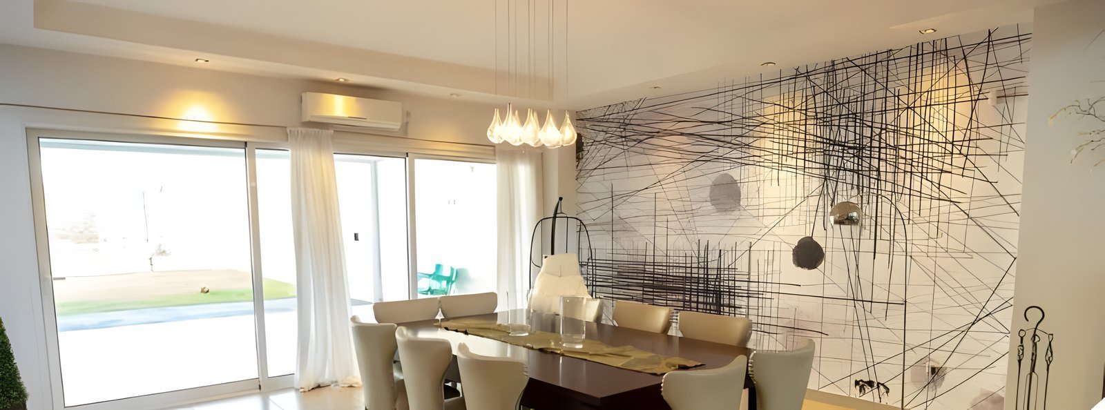 Comedor para 10 personas con ventanales al patio