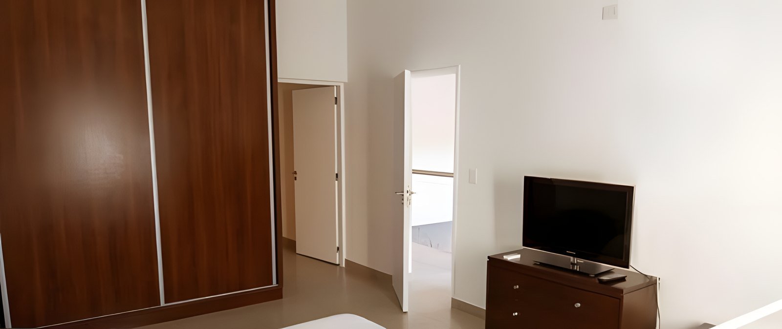 Dormitorio con placard de madera hasta el techo