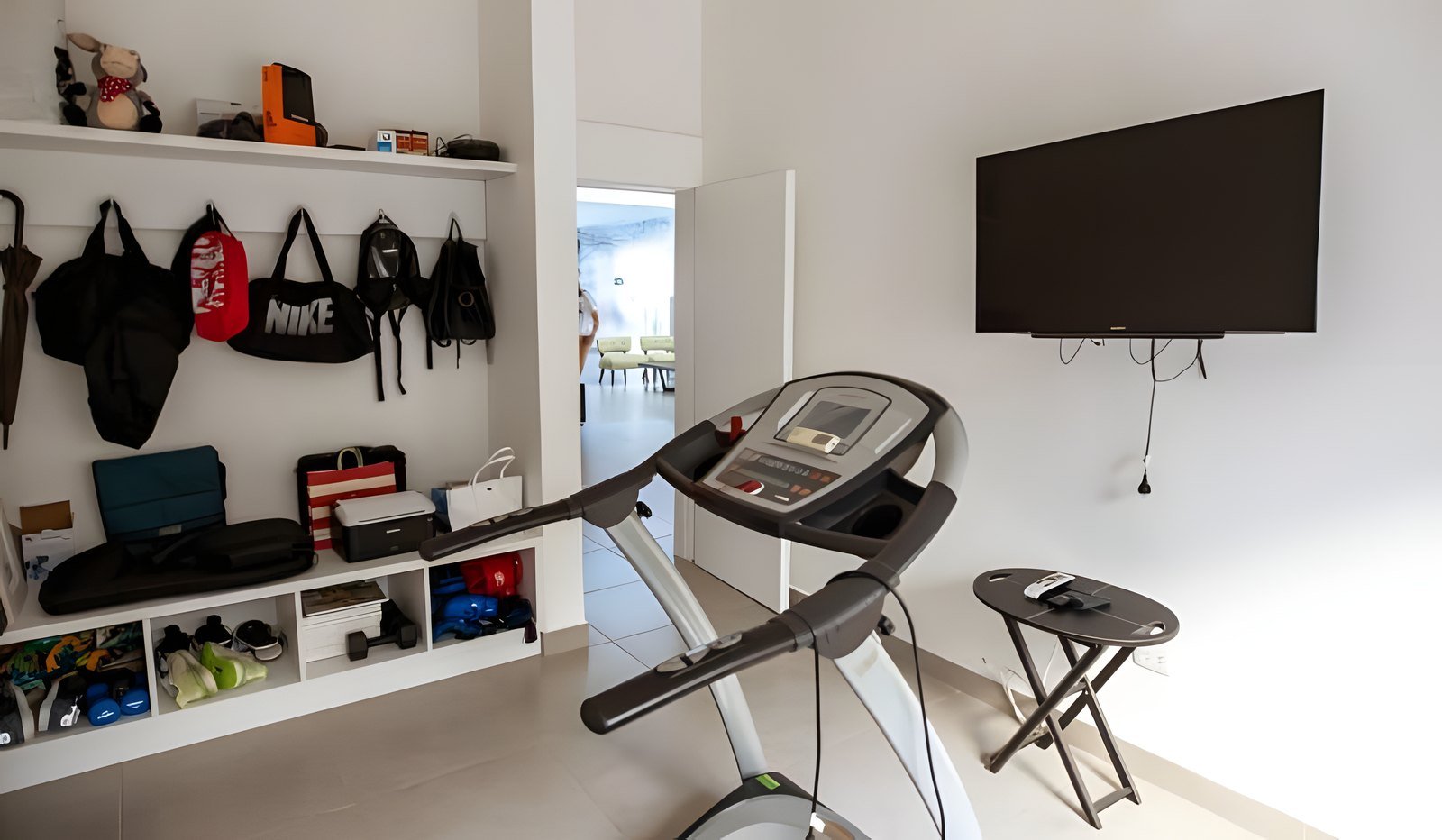 Estudio con gimnasio, TV y mueble a medida