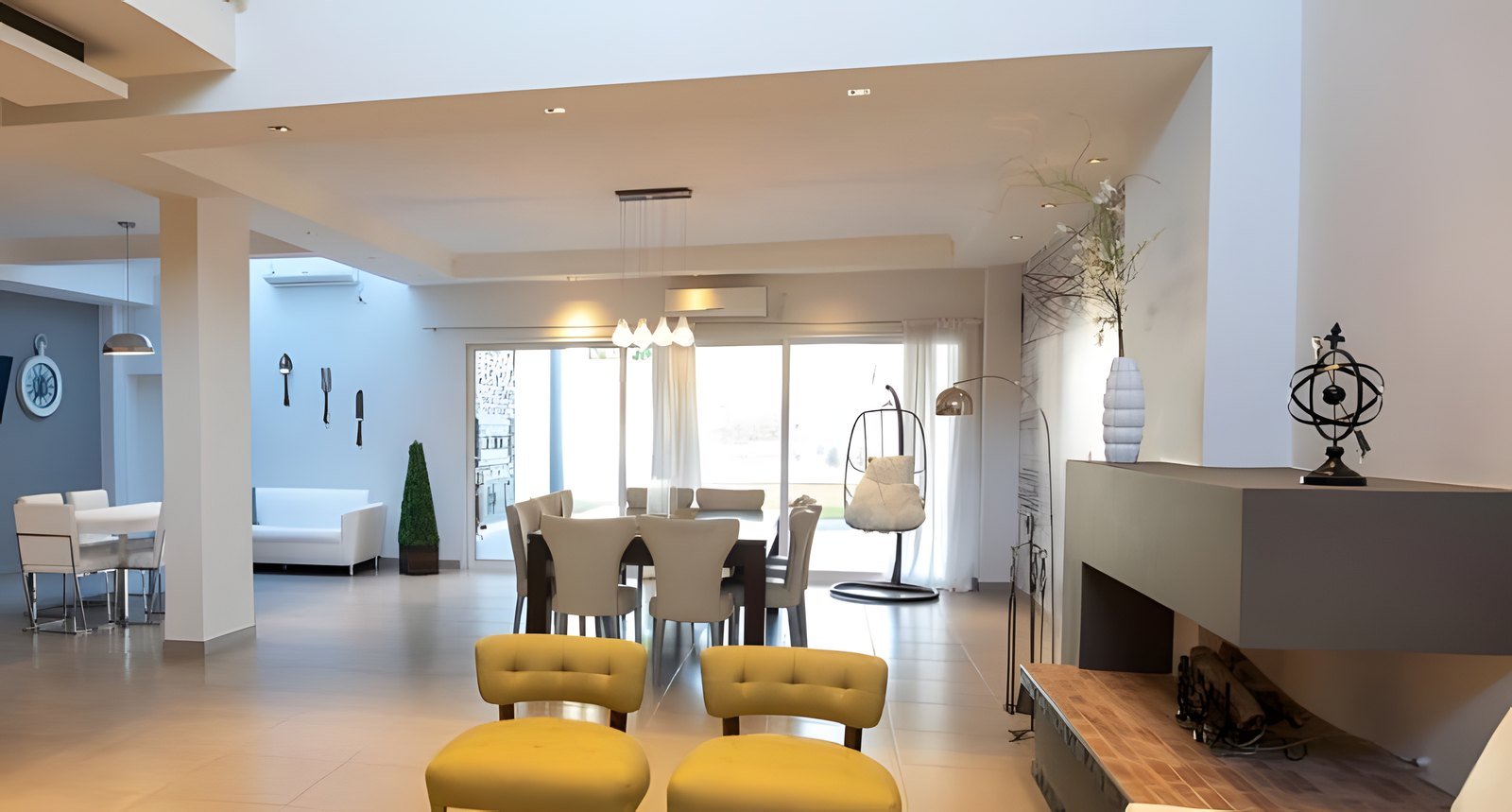 Living de doble altura con hogar a gas y vista al comedor
