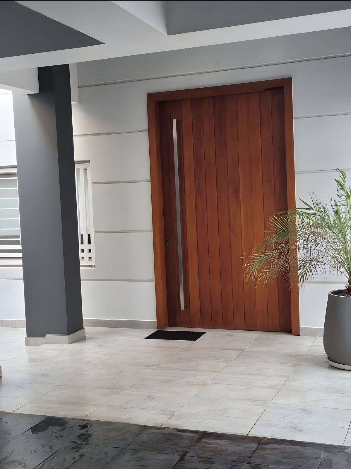 Puerta pivotante de cedro macizo en el ingreso