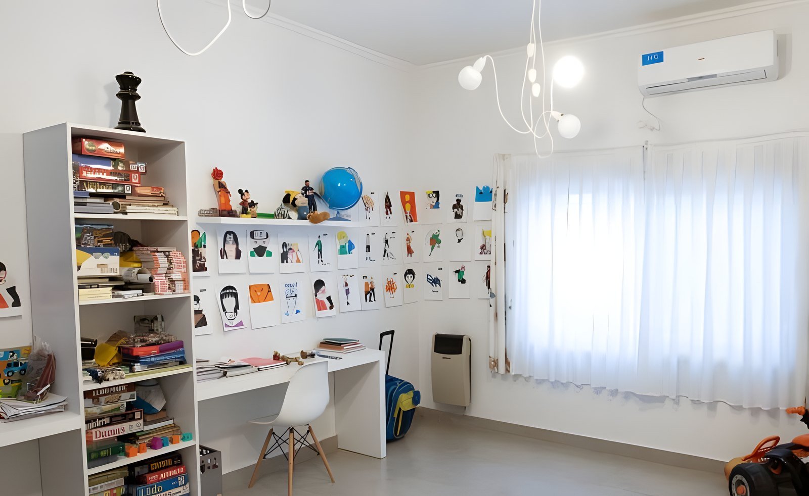 Sala de juegos con escritorio, muebles de guardado y aire acondicionado