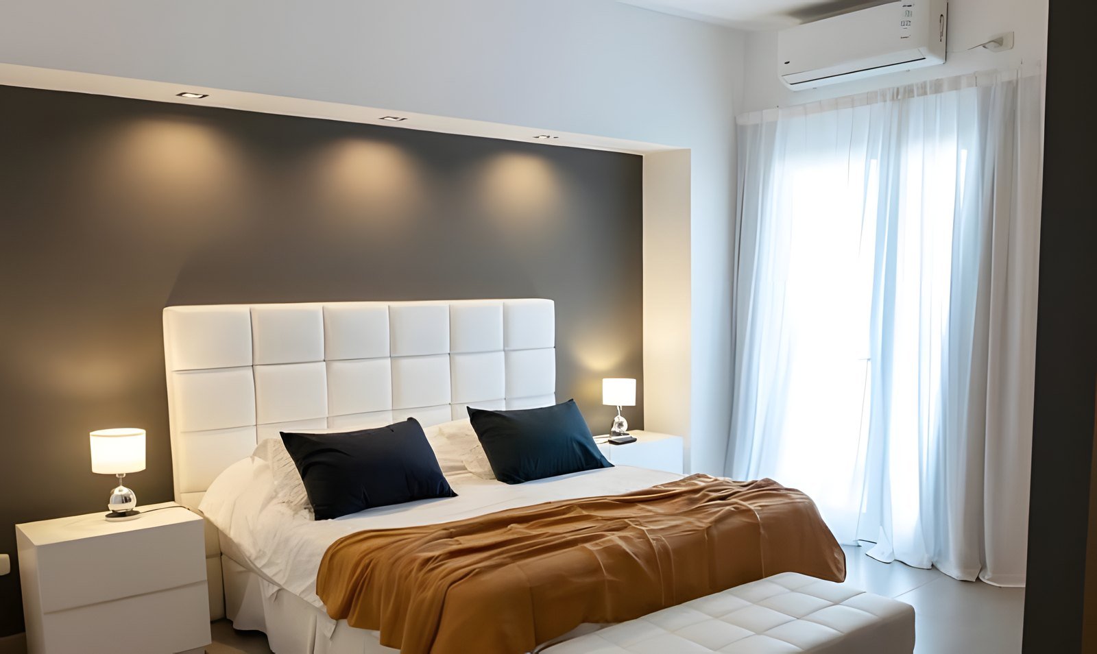 Suite principal con cama Queen, aire acondicionado y puerta ventana al balcón