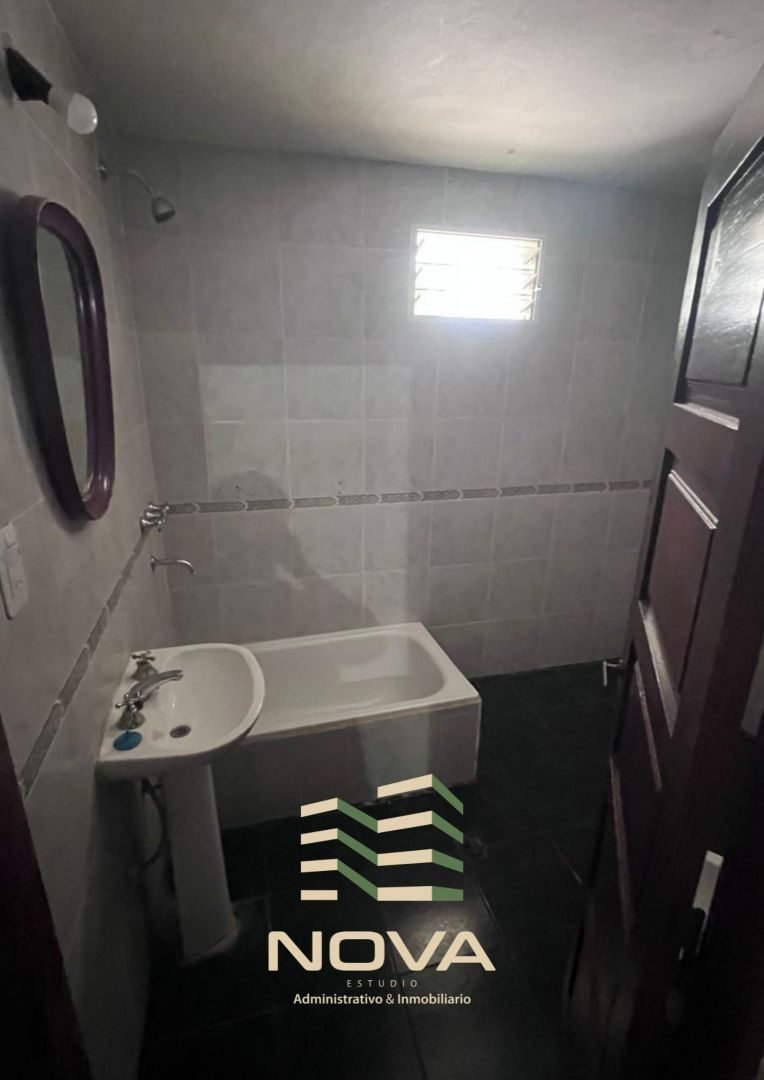 Baño con lavatorio de pie y bañera