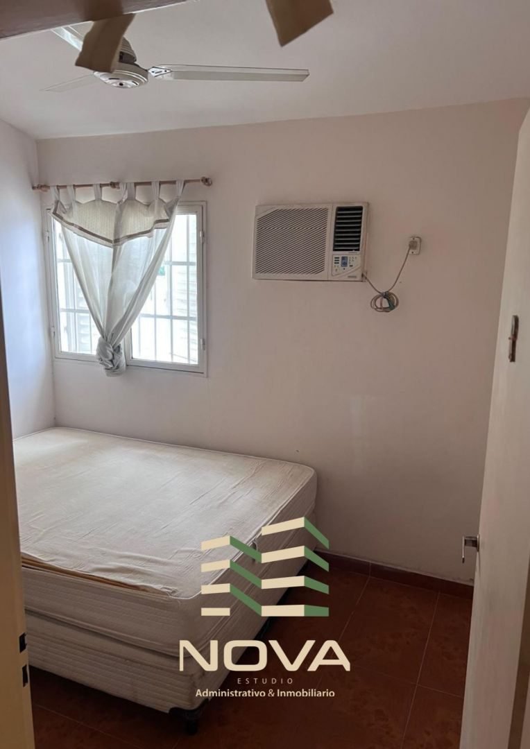 Dormitorio con aire acondicionado