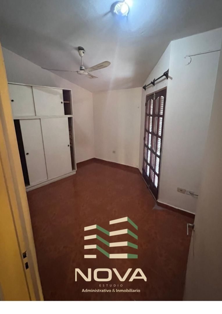 Dormitorio con placard y ventilador de techo