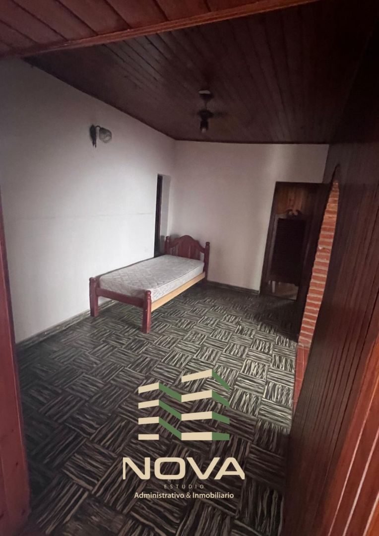 Dormitorio con techo de madera machimbrada