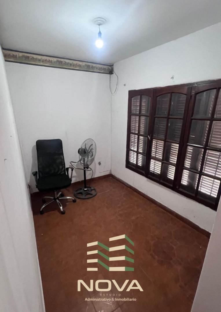 Escritorio con ventanas de madera y postigos