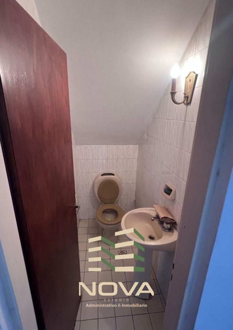 Baño chico con inodoro y lavatorio