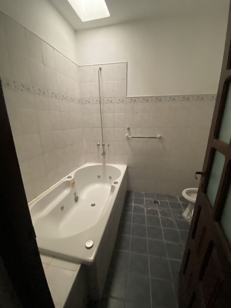 Baño con bañera y claraboya