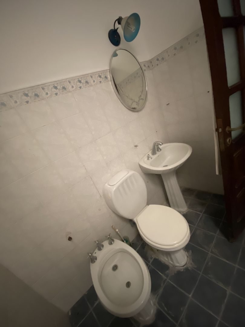 Baño con inodoro, bidet y lavatorio de pie