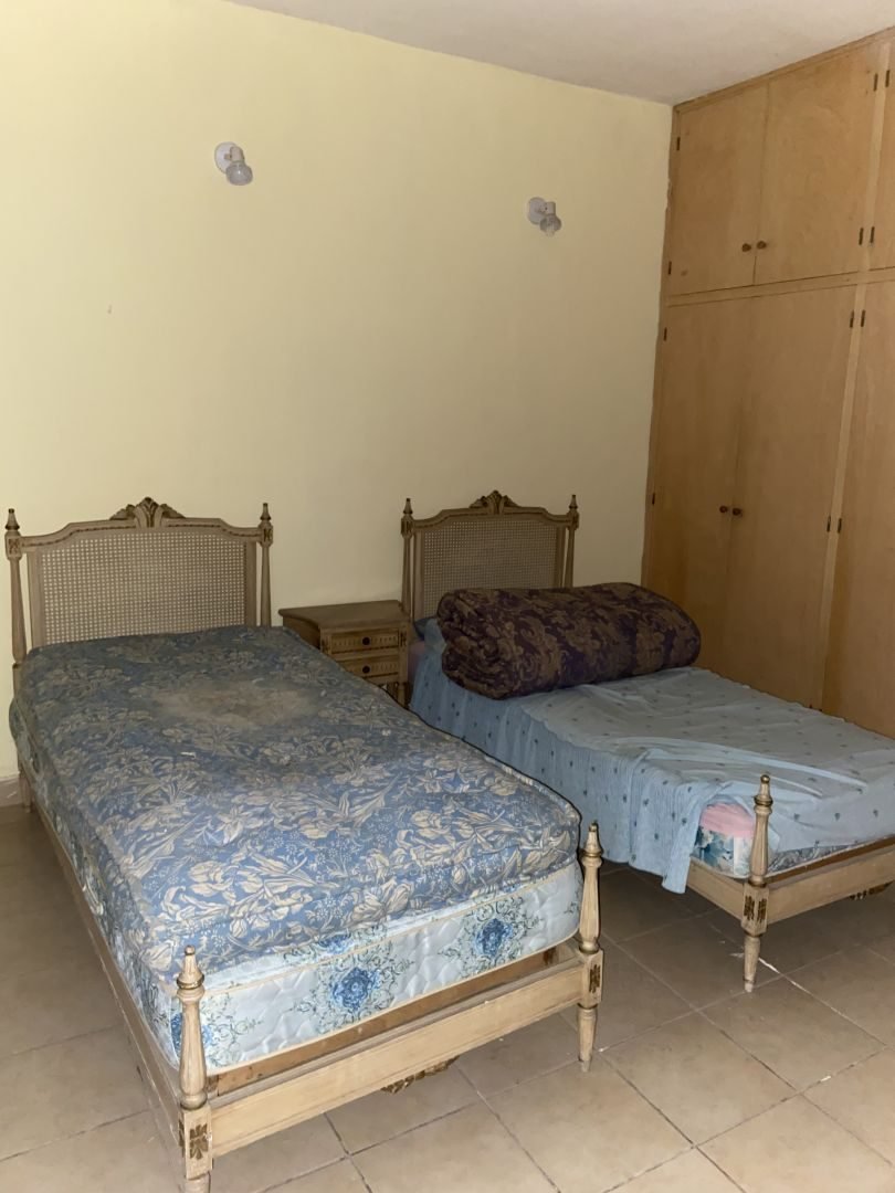 Dormitorio con placard de madera