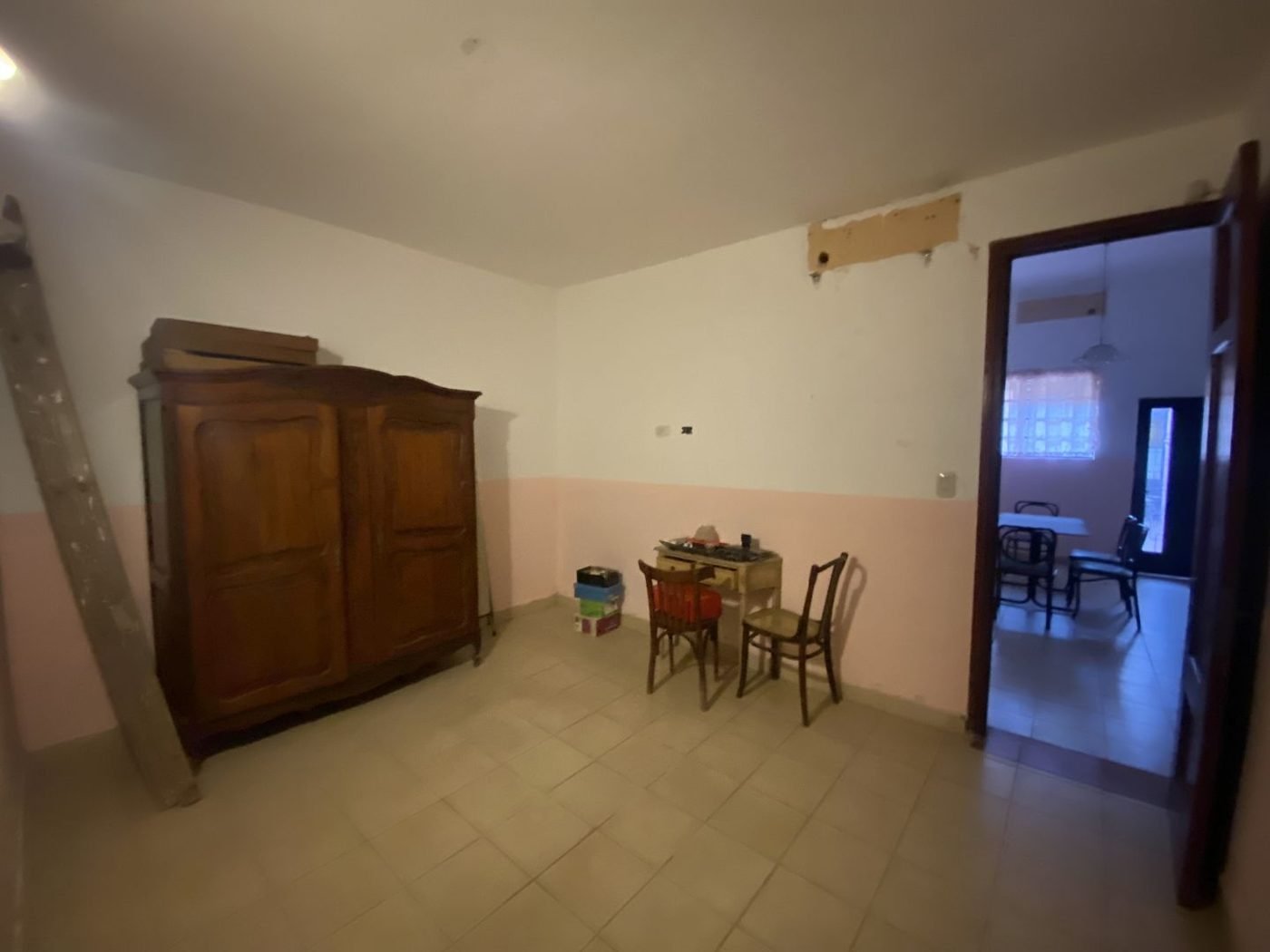 Dormitorio amplio con puerta al comedor