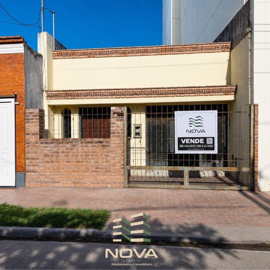 Frente de la casa en venta sobre calle Mendoza, Barrio Centro, con cartel de NOVA