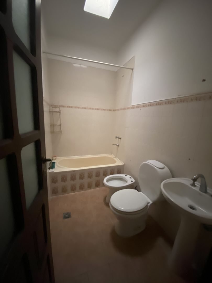 Segundo baño, con bañera y claraboya