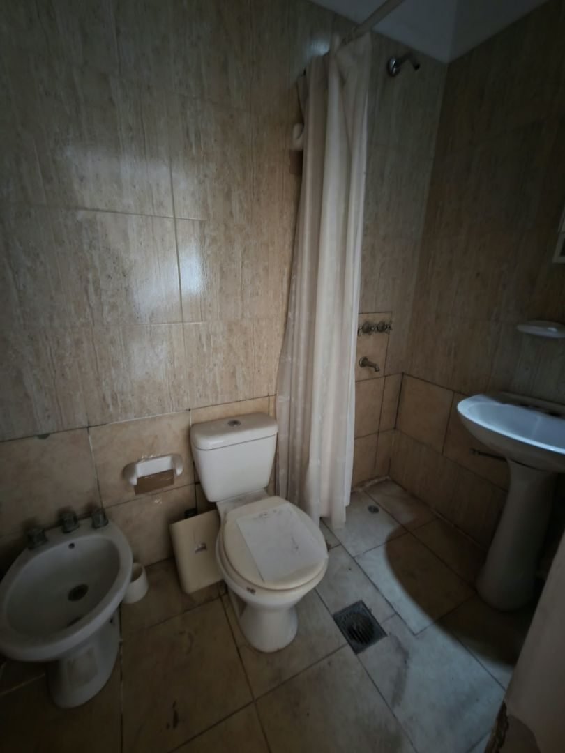 Baño con ducha, inodoro, bidet y lavatorio de pie