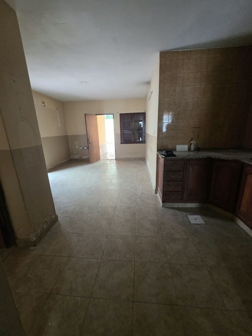 Cocina comedor con mesada y bajo mesada de madera
