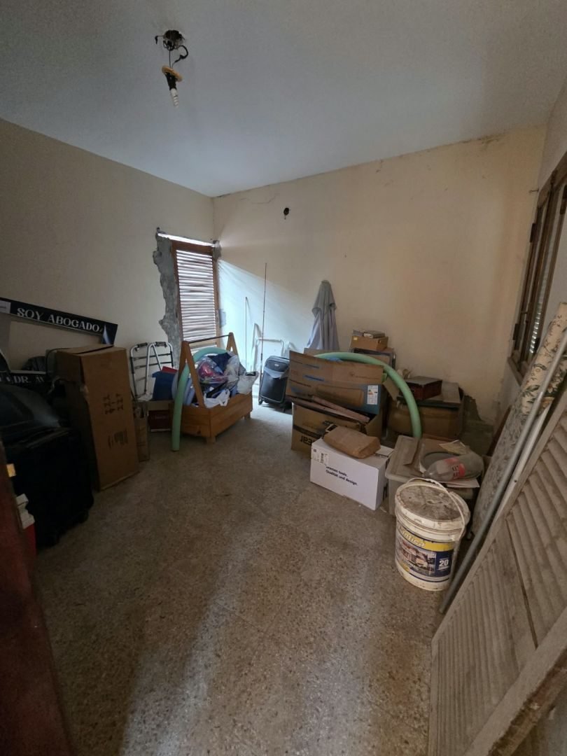 Otro de los dormitorios, con ventana de madera
