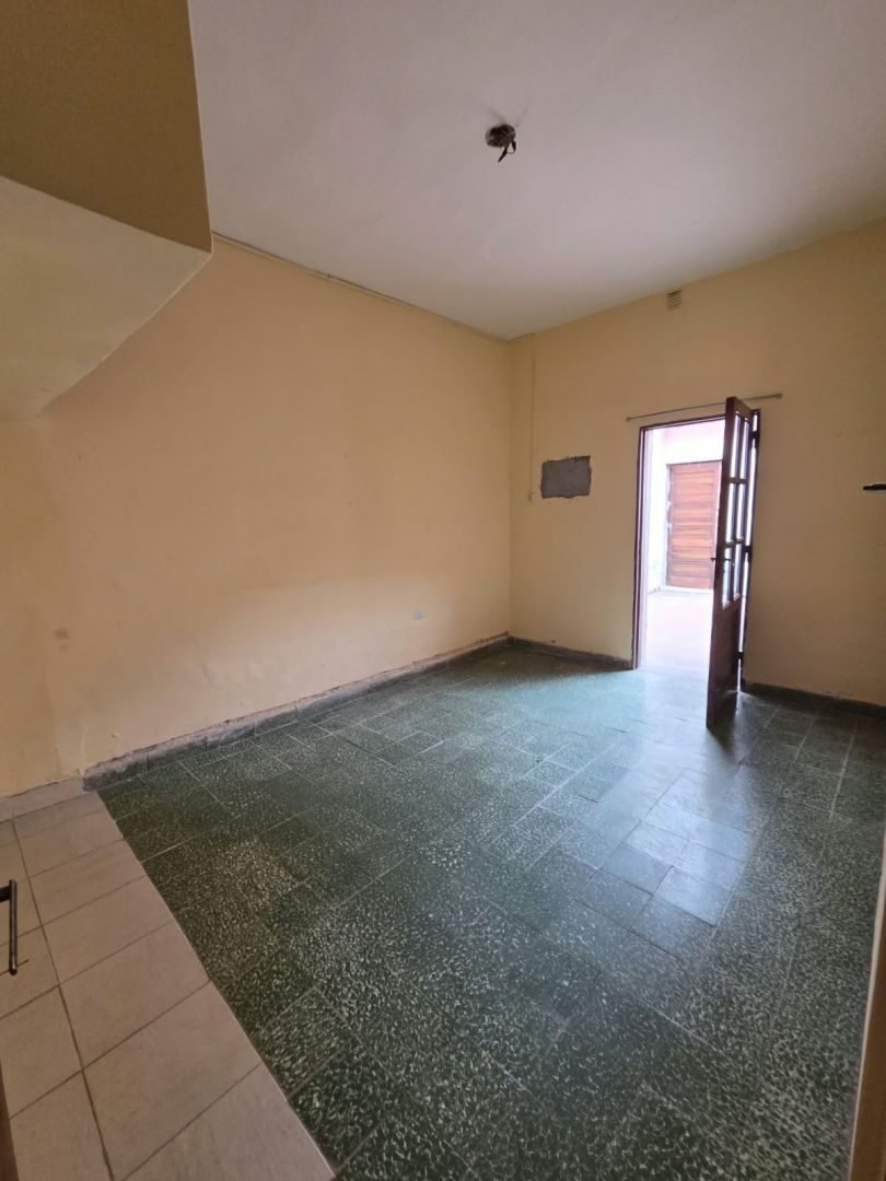 Dormitorio con puerta ventana
