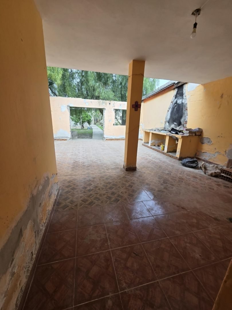 Galería techada con piso cerámico y asador