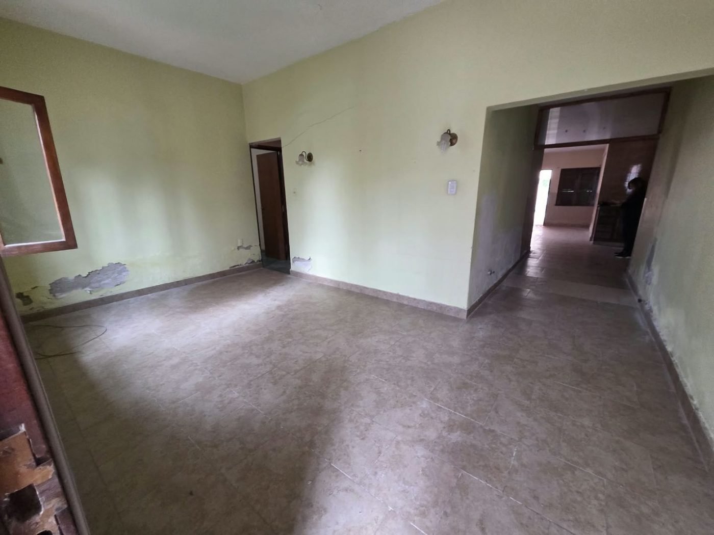 Living con piso de mosaico y paso al resto de la casa