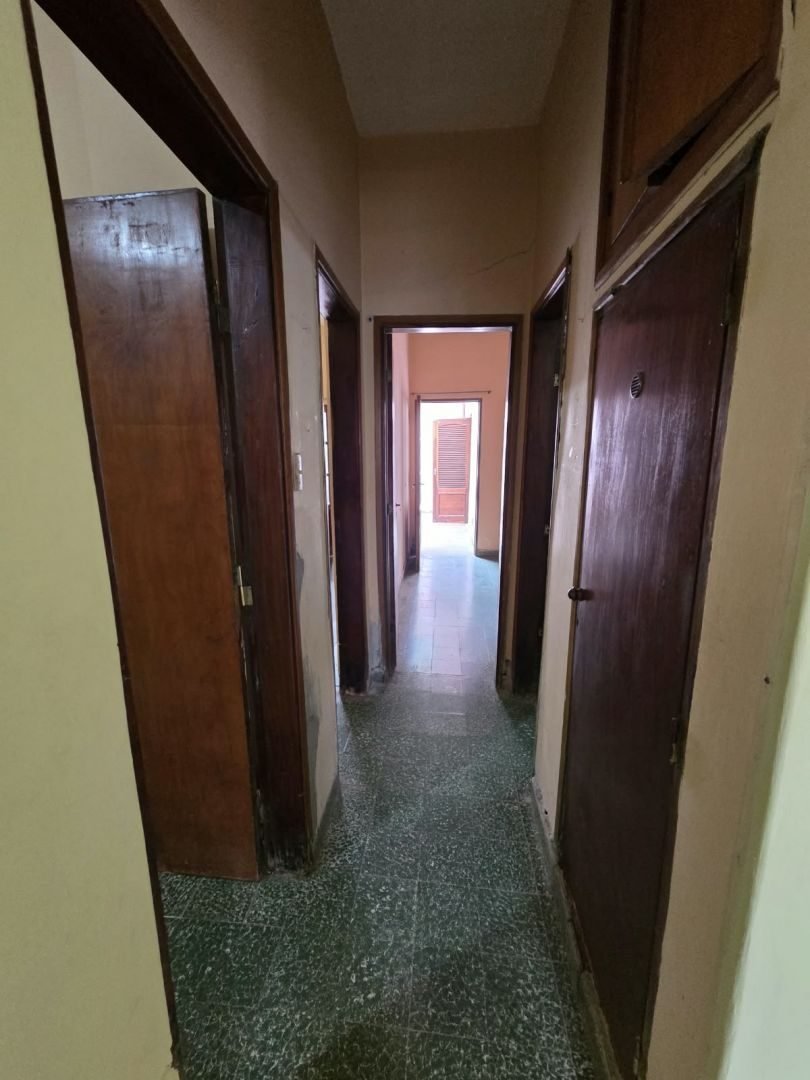 Pasillo con puertas de madera a los dormitorios