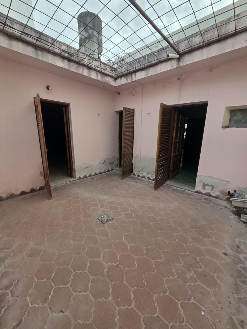 Patio de luz con techo vidriado y puertas a los ambientes