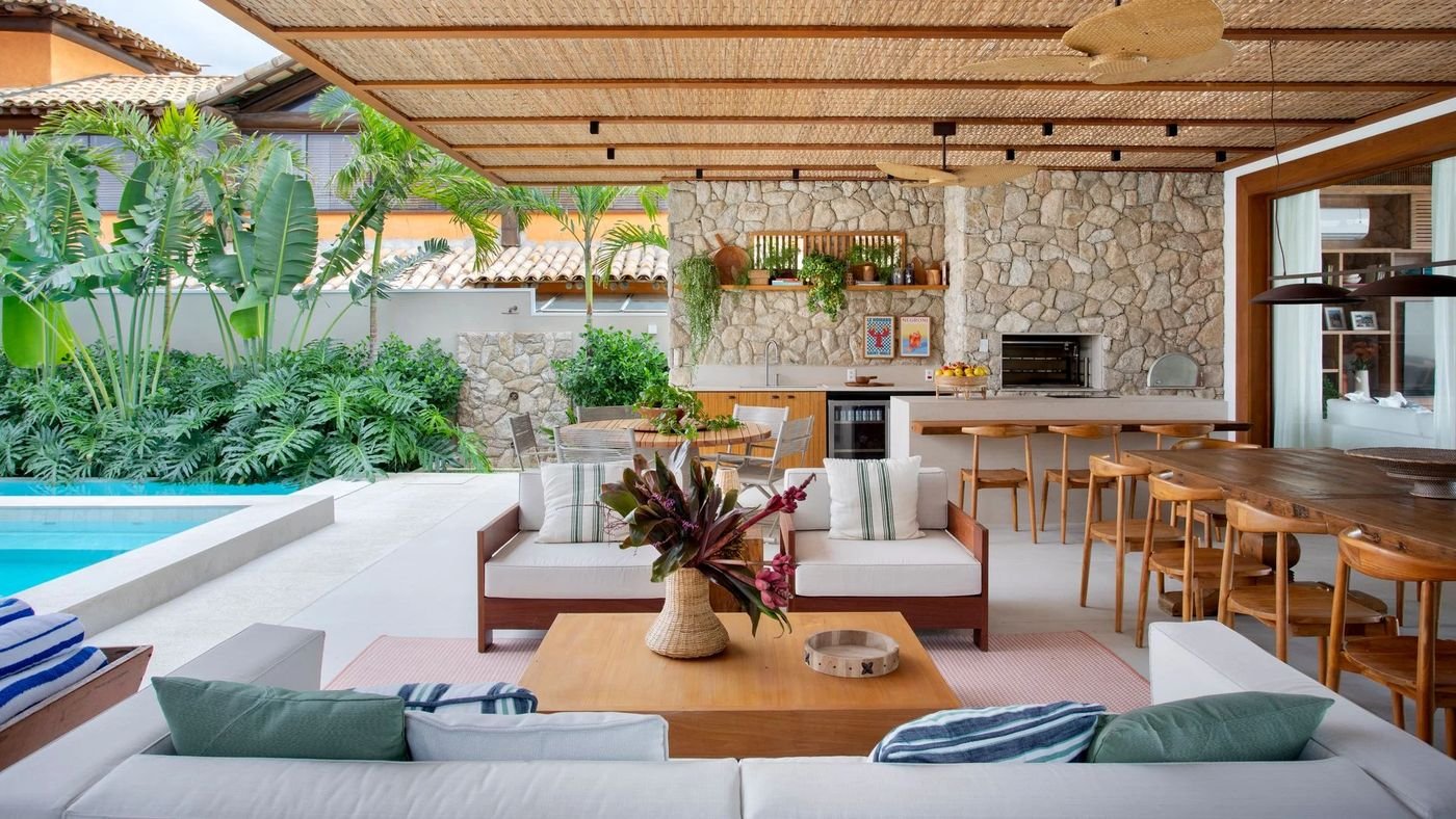 Patio con pileta, galería y comedor al aire libre