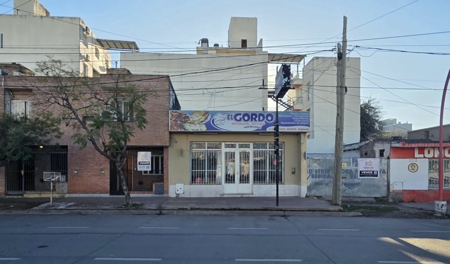 Frente del local sobre Av. Moreno, con frente vidriado y carteles de venta de NOVA