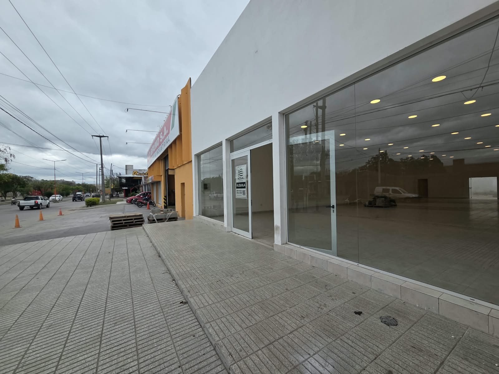 Frente vidriado del local sobre Av. Solís, visto desde la vereda