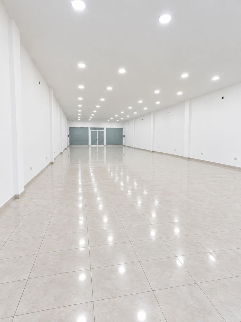 Salón del local en planta libre, con piso brillante e iluminación LED embutida