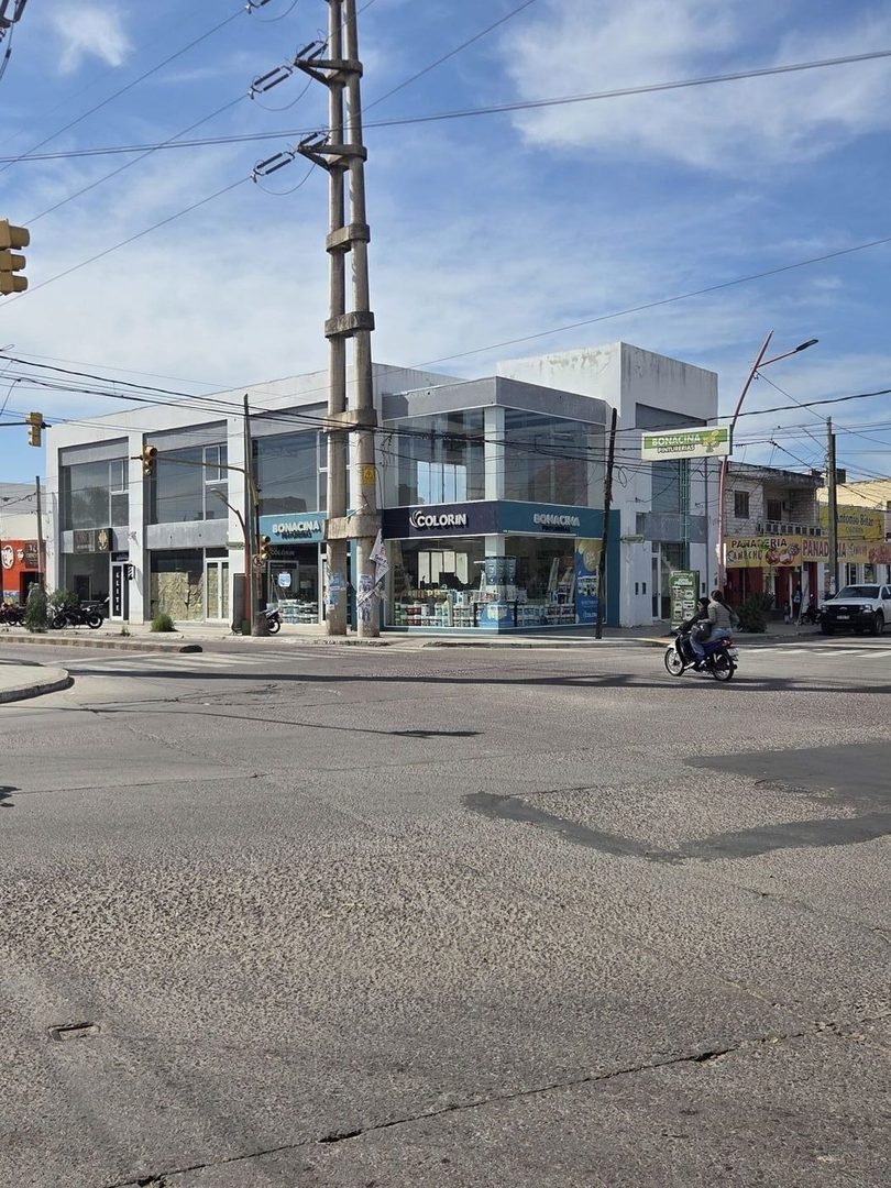 Edificio nuevo en la esquina de Av. Solís y Av. Víctor Alcorta, con el local en la planta alta