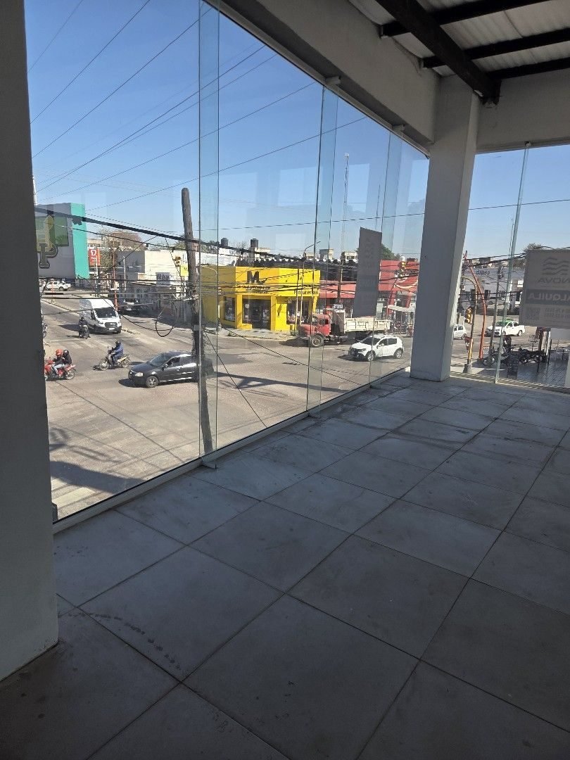 Frente vidriado del local con vista al cruce de Av. Solís y Av. Víctor Alcorta