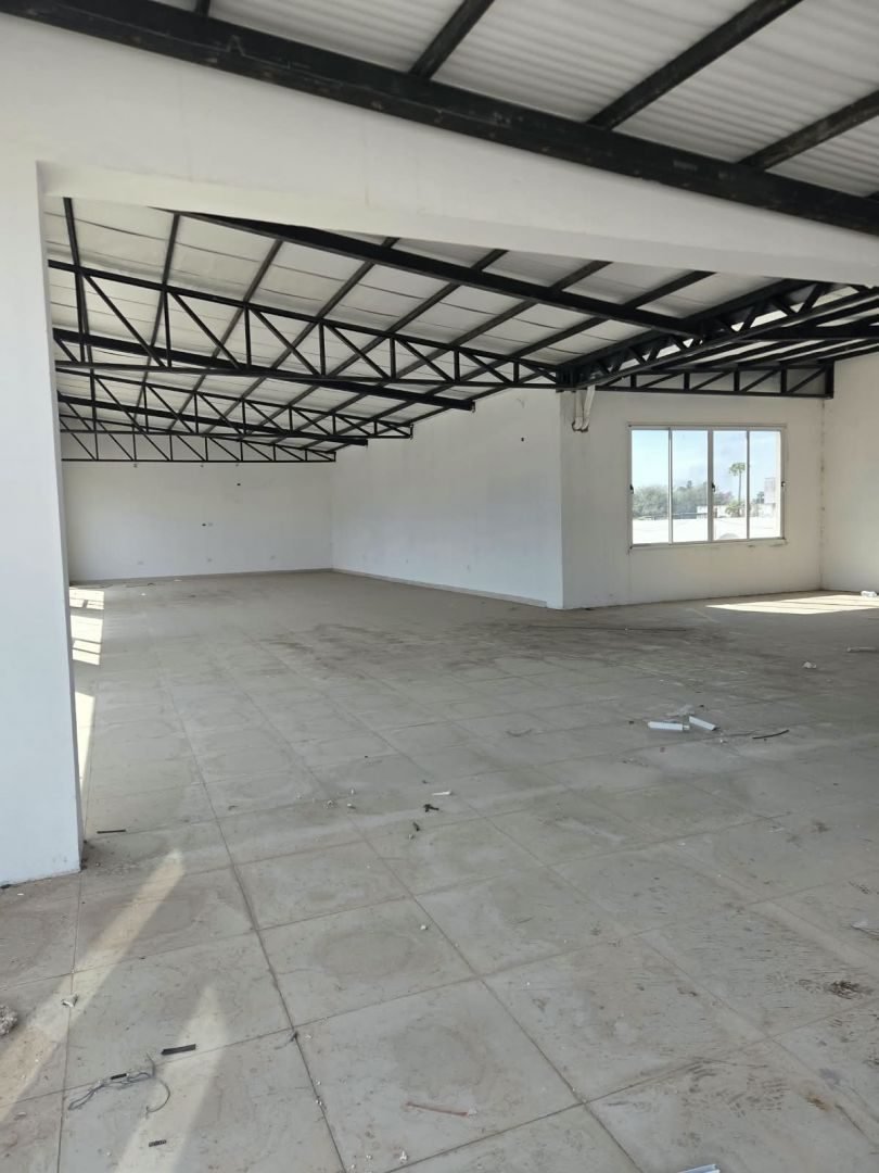 Sector del fondo del salón, con ventana lateral