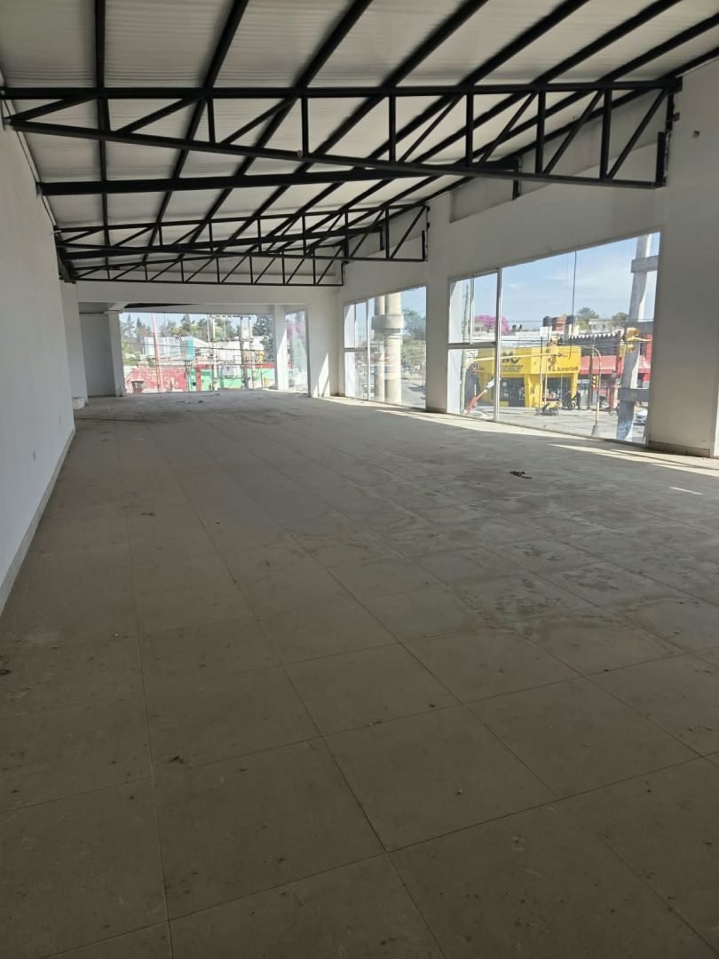 El salón visto desde el fondo, hacia el frente vidriado