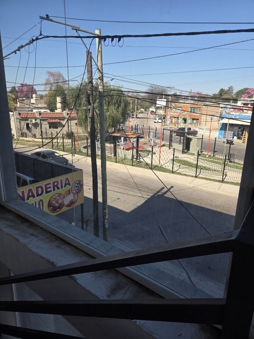 Vista a la avenida desde la escalera del local