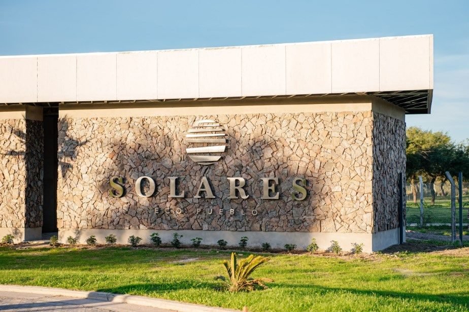 Cartel de ingreso a Solares Eco Pueblo, sobre la Ruta Provincial 1