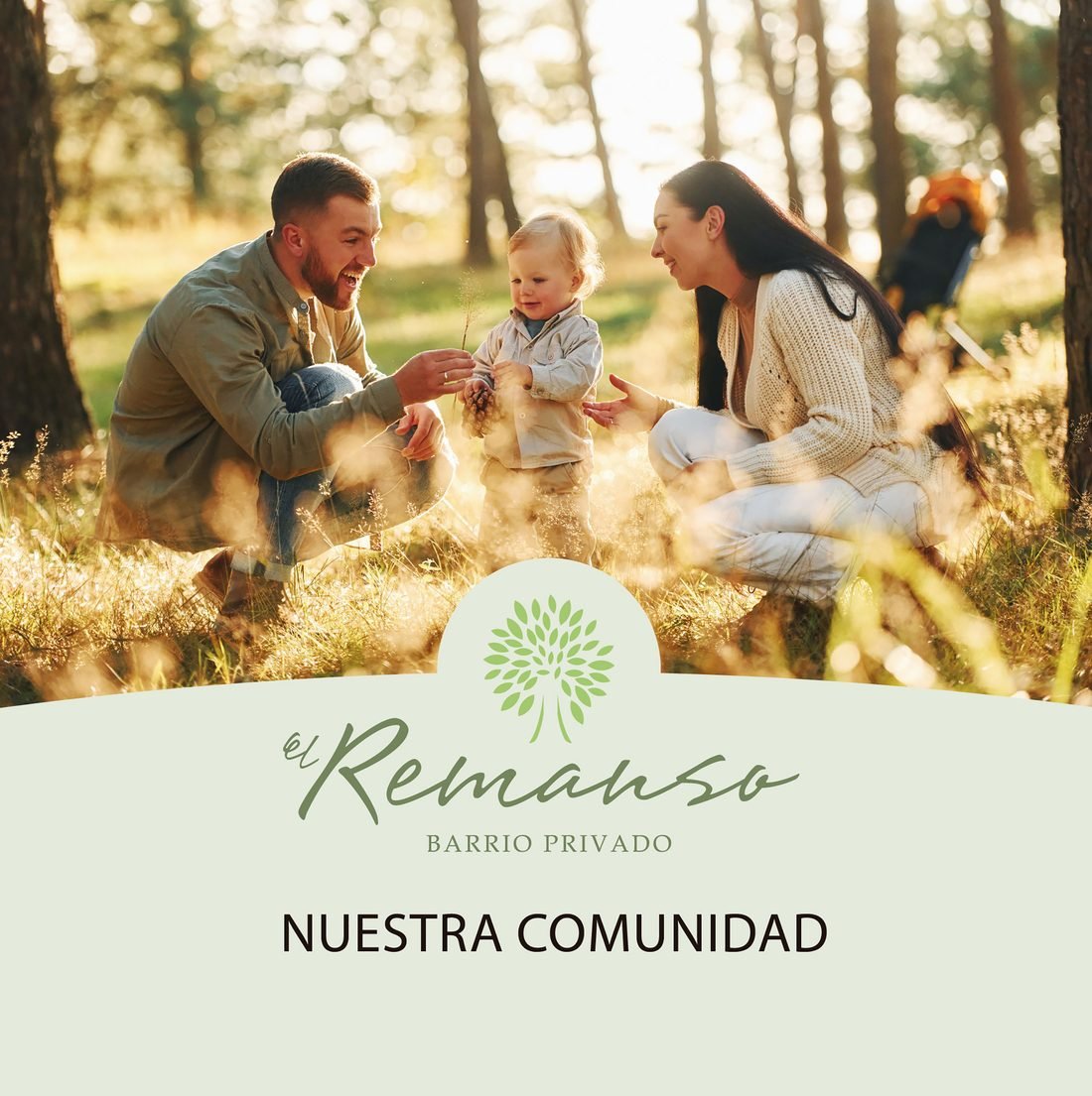 Familia caminando de la mano en un espacio verde del barrio